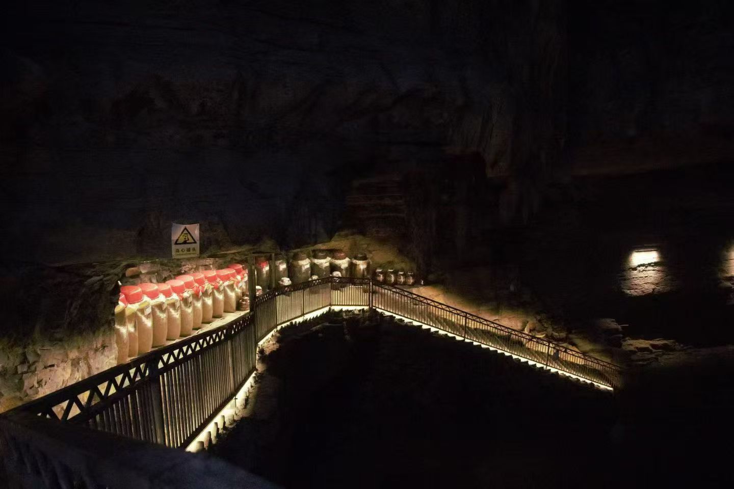 洞内酒窖